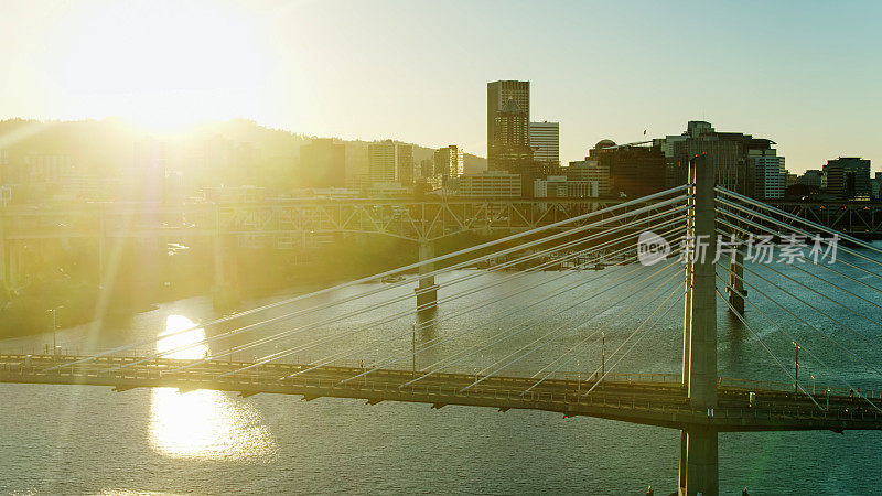 日落时分，无人机拍摄的Tilikum Crossing和波特兰市中心